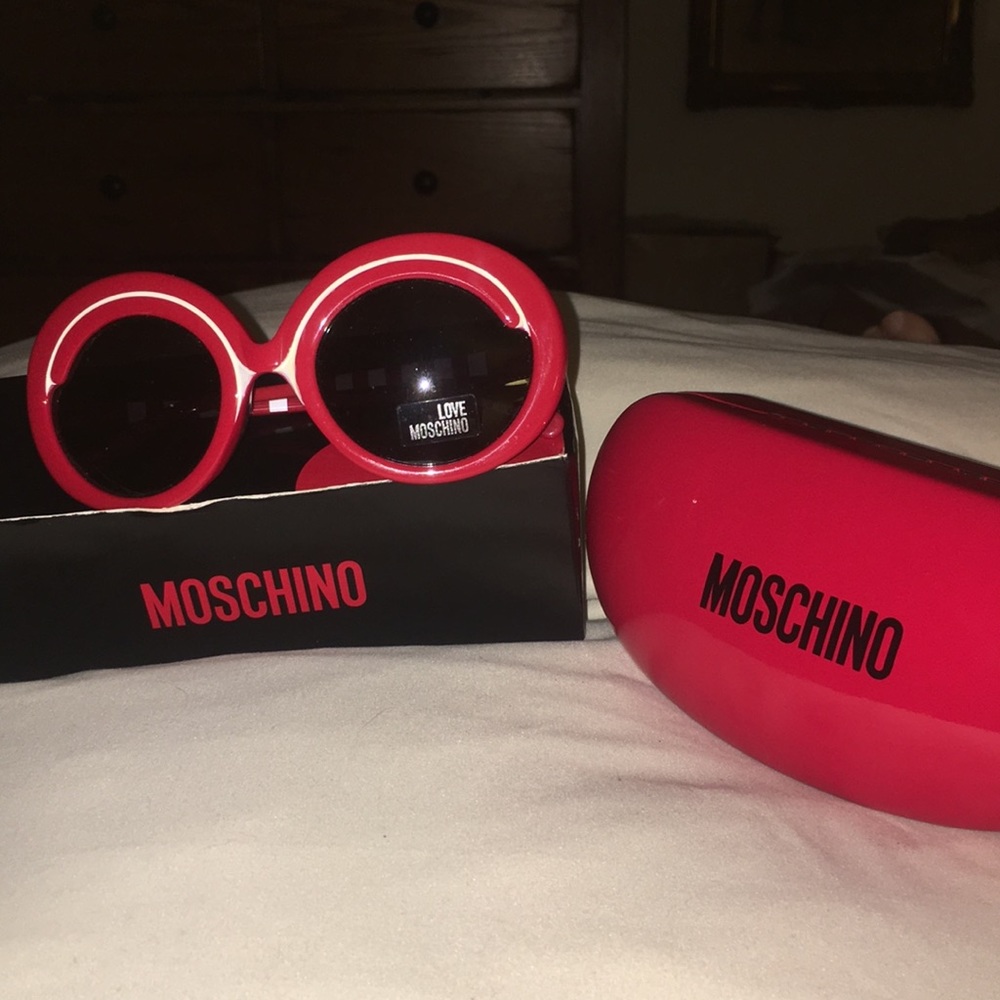 LOVE MOSCHINO  lacquer red sunglasses